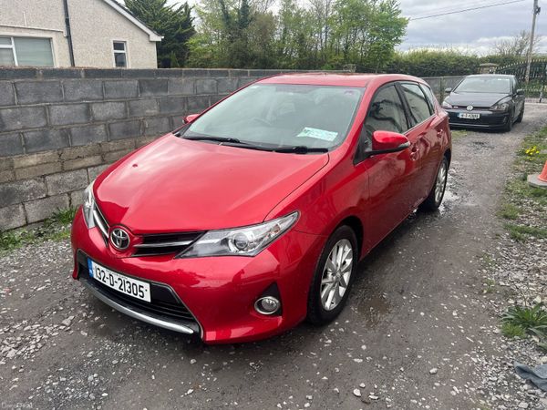 Toyota Auris Hatchback, Diesel, 2013, Red