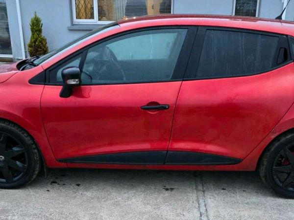 Renault Clio Hatchback, Petrol, 2014, Red