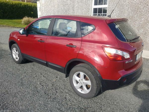 Nissan Qashqai Hatchback, Diesel, 2011, Red