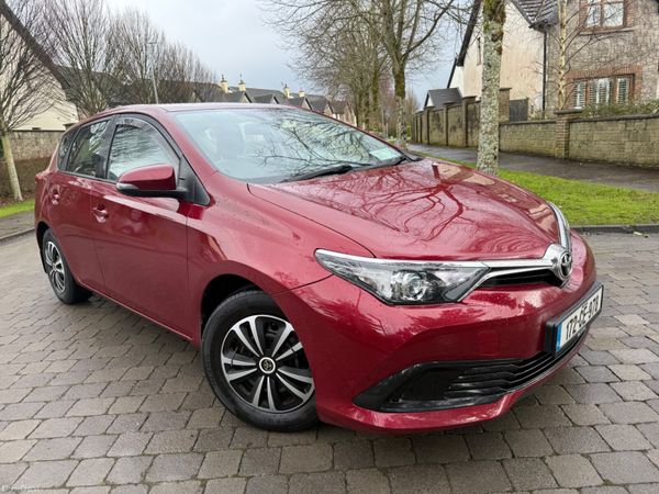 Toyota Auris Hatchback, Petrol, 2017, Red