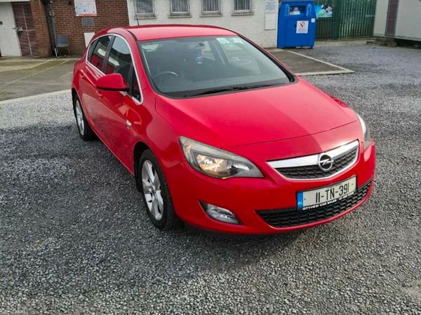 Opel Astra Hatchback, Petrol, 2011, Red