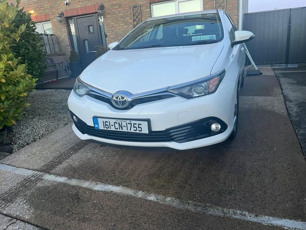 Toyota Auris Hatchback, Petrol, 2016, White
