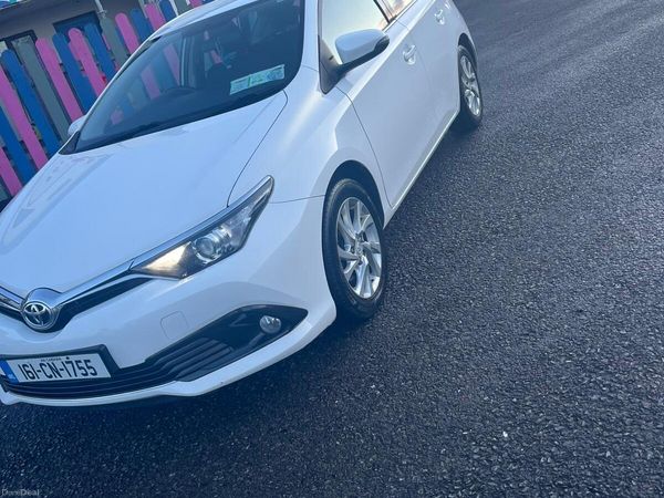 Toyota Auris Hatchback, Petrol, 2016, White