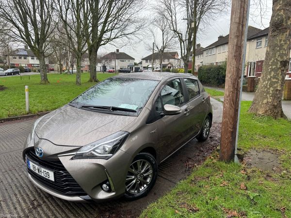 Toyota Yaris MPV, Petrol Hybrid, 2018, Grey