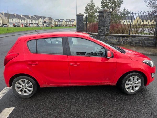 Hyundai i20 Hatchback, Petrol, 2013, Red