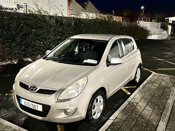 Hyundai i20 Hatchback, Petrol, 2010, Gold