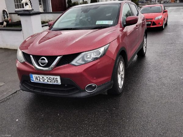 Nissan Qashqai Hatchback, Diesel, 2014, Red