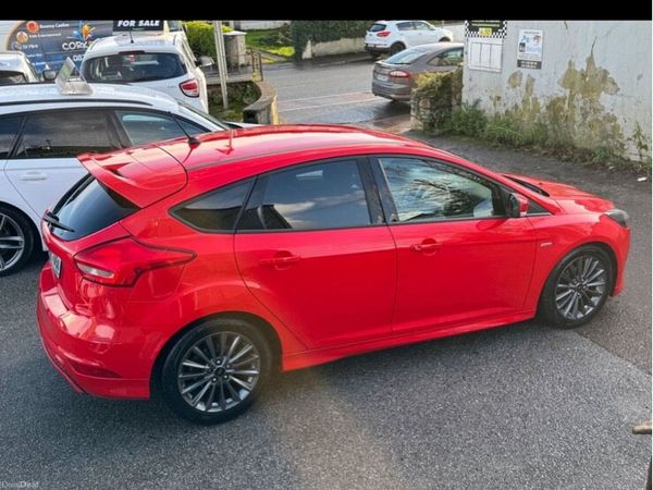 Ford Focus Hatchback, Petrol, 2017, Red