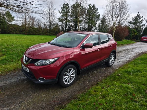 Nissan Qashqai Hatchback, Diesel, 2014, Red