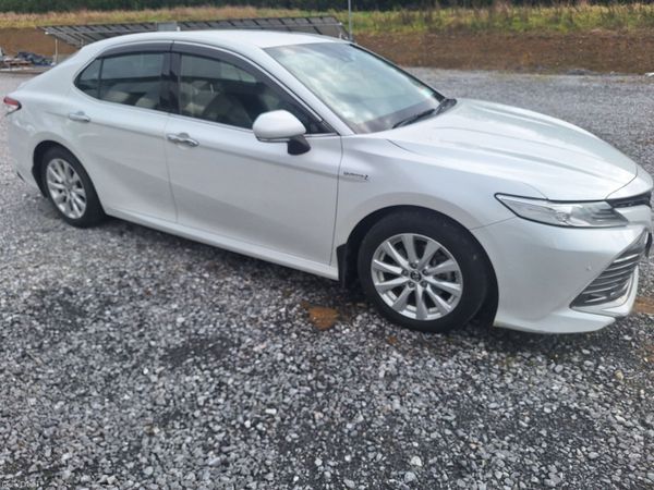 Toyota Camry Saloon, Petrol Hybrid, 2017, White