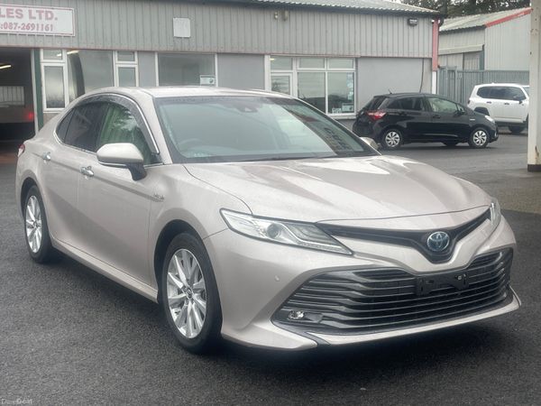 Toyota Camry Saloon, Petrol Hybrid, 2019, Silver