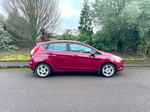 Ford Fiesta Hatchback, Petrol, 2015, Red