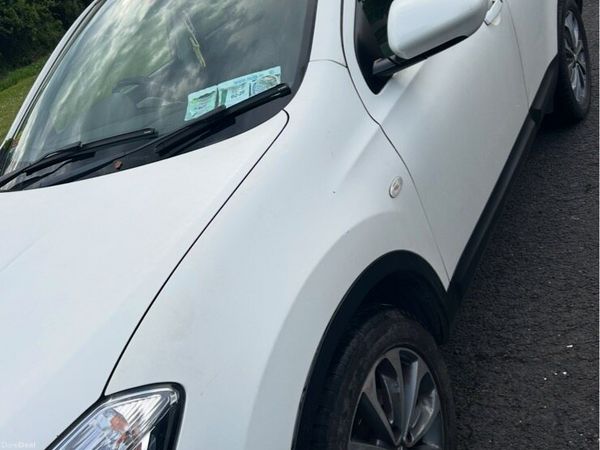 Nissan Qashqai Hatchback, Diesel, 2011, White