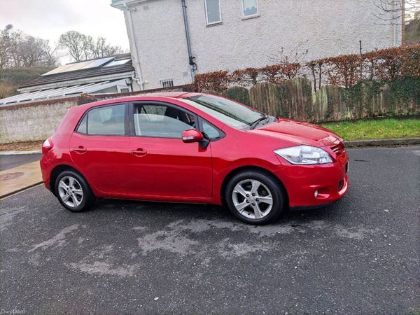 Toyota Auris Hatchback, Petrol, 2011, Red