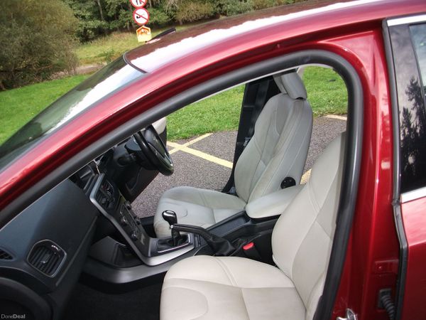 Volvo V40 Hatchback, Diesel, 2016, Red