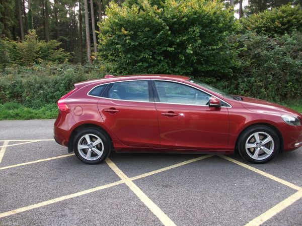 Volvo V40 Hatchback, Diesel, 2016, Red
