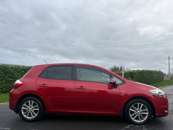Toyota Auris Hatchback, Diesel, 2011, Red
