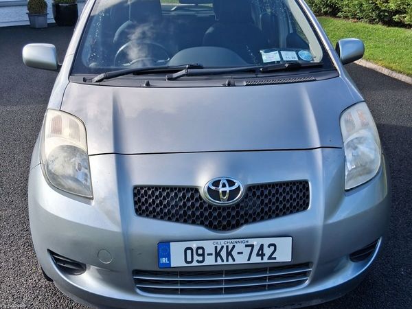 Toyota Yaris Hatchback, Petrol, 2009, Silver