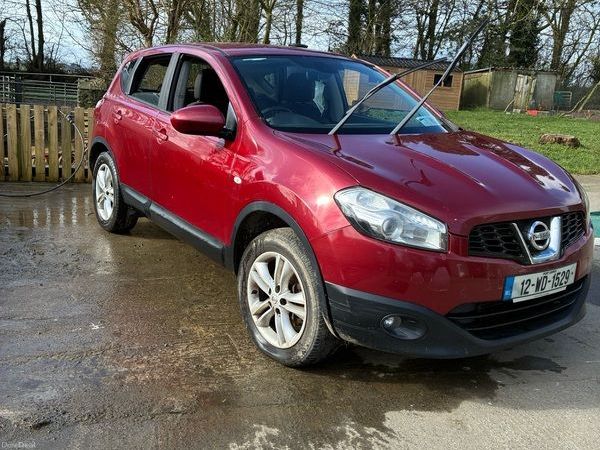Nissan Qashqai Hatchback, Diesel, 2012, Red