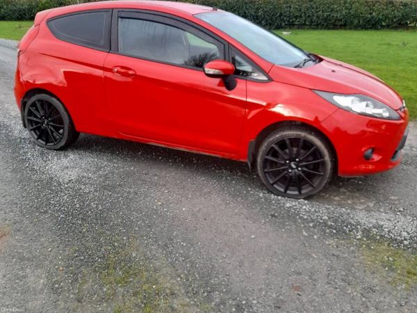 Ford Fiesta Hatchback, Petrol, 2011, Red