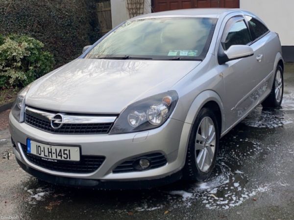 Opel Astra Hatchback, Petrol, 2010, Silver