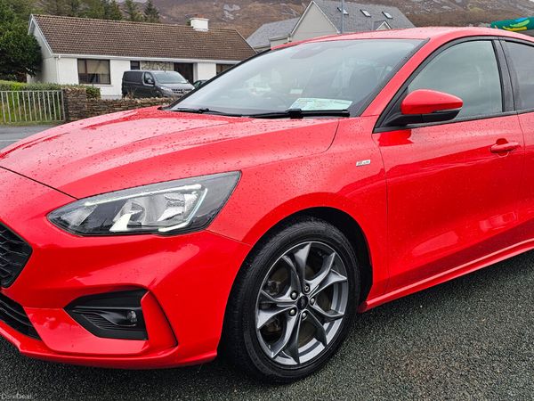 Ford Focus Hatchback, Petrol, 2019, Red