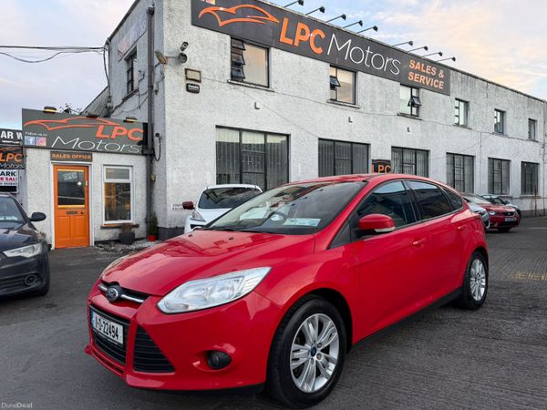 Ford Focus Hatchback, Petrol, 2011, Red