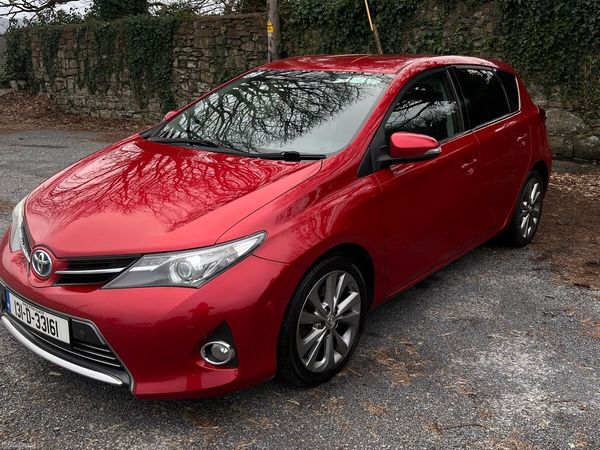 Toyota Auris Hatchback, Petrol Hybrid, 2013, Red