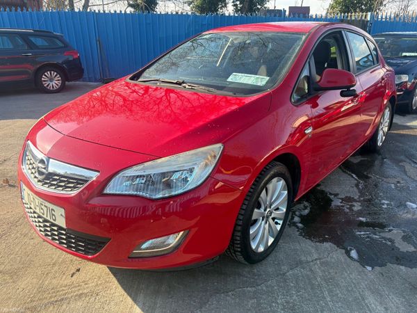 Opel Astra Hatchback, Petrol, 2010, Red
