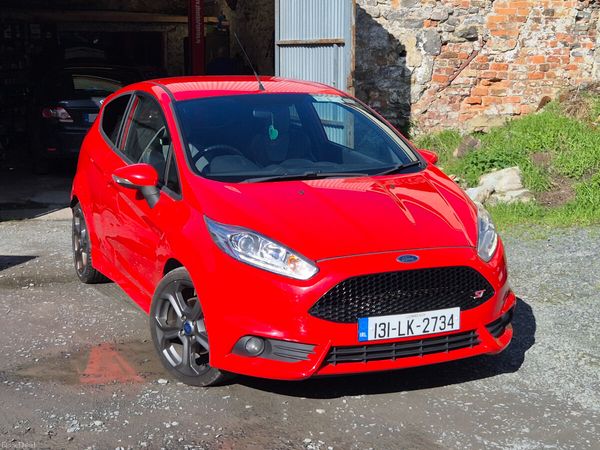 Ford Fiesta Hatchback, Petrol, 2013, Red