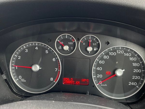 Ford Focus Hatchback, Petrol, 2008, Red