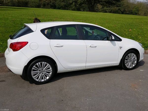 Vauxhall Astra Hatchback, Petrol, 2012, White