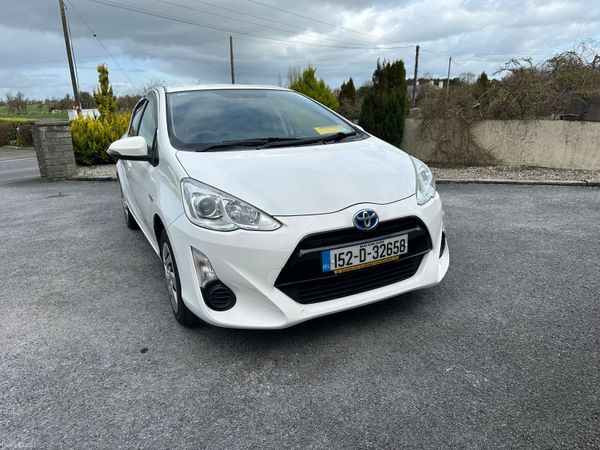 Toyota Aqua Hatchback, Petrol Hybrid, 2015, White