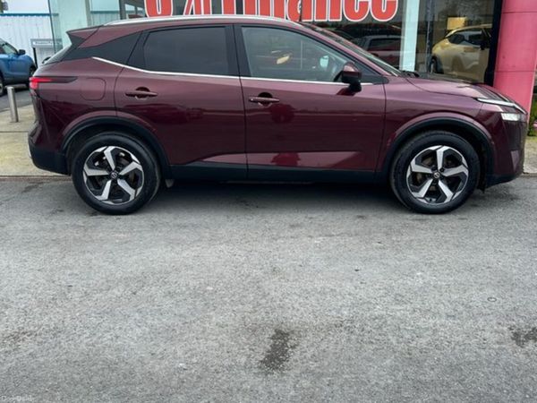 Nissan Qashqai MPV, Petrol, 2022, Red