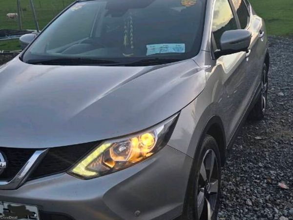 Nissan Qashqai Hatchback, Diesel, 2015, Silver
