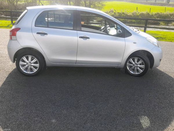 Toyota Yaris Hatchback, Petrol, 2011, Silver