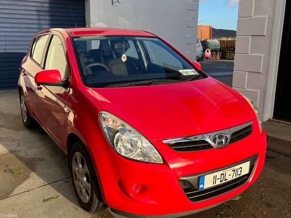 Hyundai i20 Hatchback, Petrol, 2011, Red