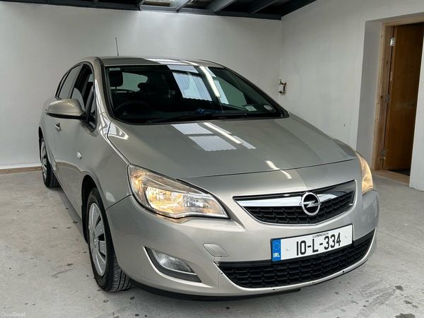 Opel Astra Hatchback, Petrol, 2010, Yellow