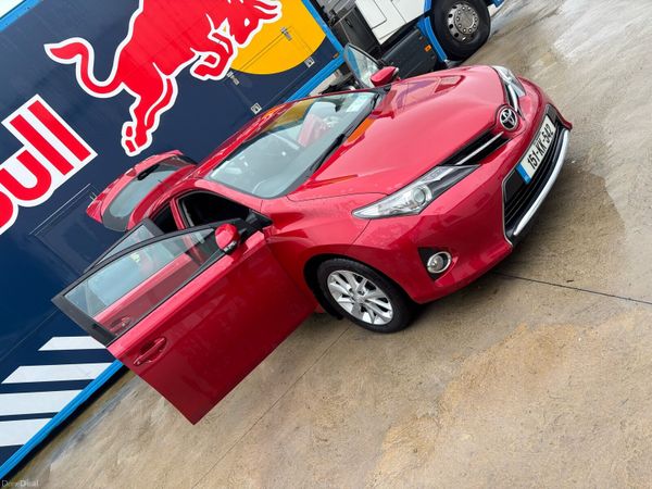 Toyota Auris Hatchback, Diesel, 2015, Red