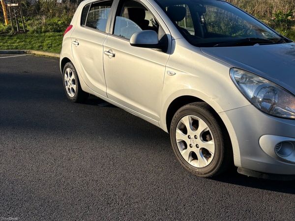Hyundai i20 Hatchback, Petrol, 2011, Silver