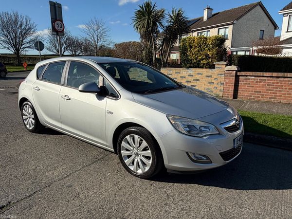 Opel Astra Hatchback, Petrol, 2010, Silver