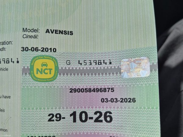 Toyota Avensis Saloon, Petrol, 2010, Red