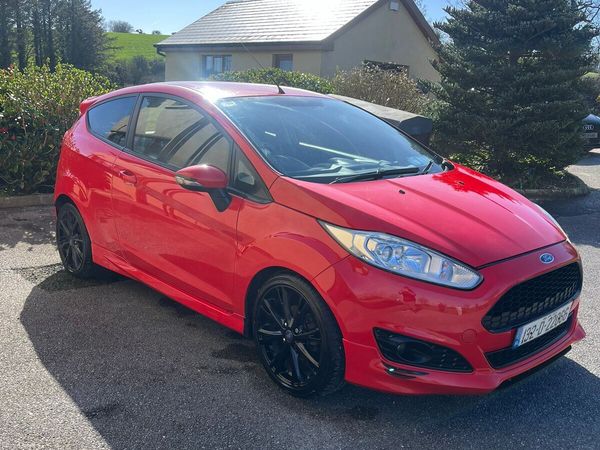 Ford Fiesta Hatchback, Petrol, 2013, Red