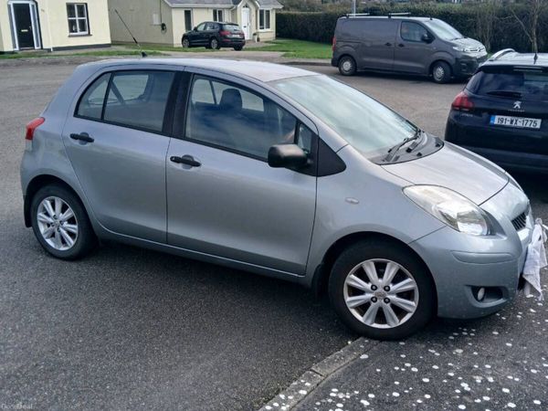 Toyota Yaris Hatchback, Petrol, 2011, Silver