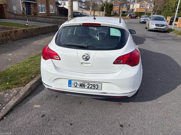 Vauxhall Astra Hatchback, Diesel, 2012, White
