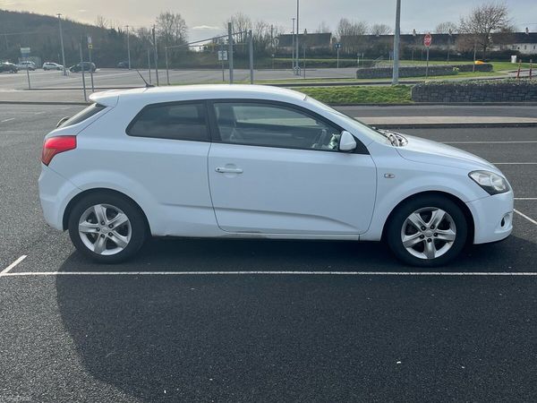 Kia Ceed Hatchback, Diesel, 2008, White