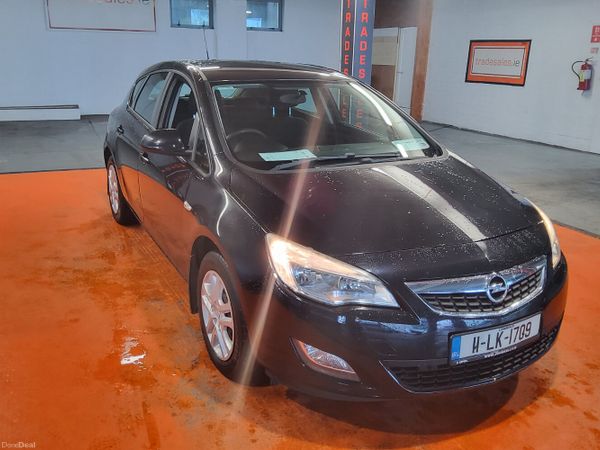 Opel Astra Hatchback, Petrol, 2011, Black