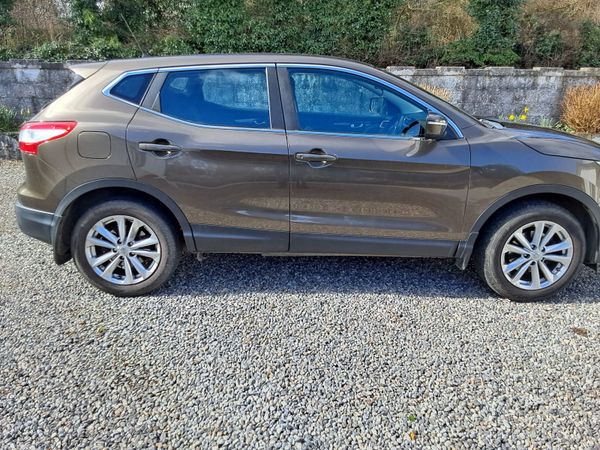 Nissan Qashqai Hatchback, Petrol, 2014, Brown
