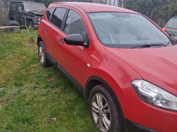 Nissan Qashqai SUV, Diesel, 2013, Red