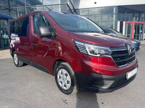 Renault Trafic Passenger MPV, Diesel, 2023, Red